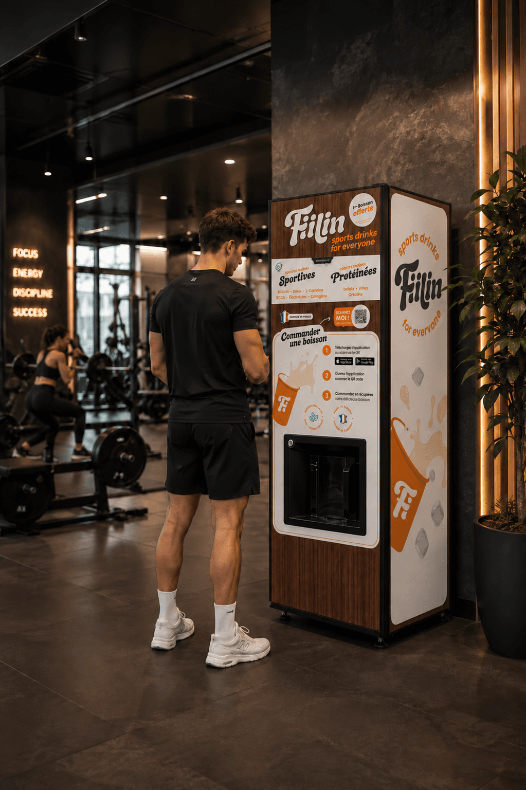Un adhérent commande sa boisson sur le distributeur Fiilin installé dans sa salle de sport